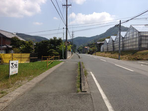 石巻登山口を曲がり、1個目の信号を超えて4ツ目の道路(角にごみ置き場有)を左に曲がります。
