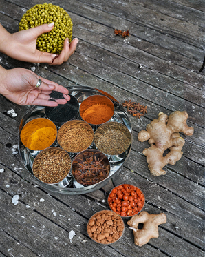 Auswahl an Ayurveda Lebensmitteln wie Kurkuma, Ingwer und Ghee für gesunde Verdauung