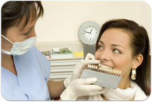 Sicherer als Selbstversuche: Bleaching beim Zahnarzt (© Christoph Haehnel - Fotolia.com)