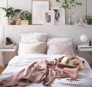 neutrale Bettwäsche, Dekokissen und Decke in Grau