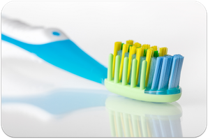 Sorgfältiges und regelmäßiges Zähneputzen ist eine der besten Maßnahmen gegen Mundgeruch. (© themanofsteel - Fotolia.com)