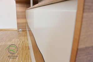 Sideboard Nussbaum furniert & weiß lackiert, Sideboard mit drehbarem Stehtresen, Schreibtischplatte in Nussbaum mit flächenbündiger Schreibtischunterlage in Möbellinoleum