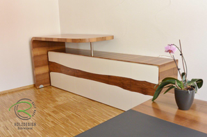 Sideboard mit drehbarem Stehtresen, Schreibtischplatte in Nussbaum mit flächenbündiger Schreibtischunterlage in Möbellinoleum
