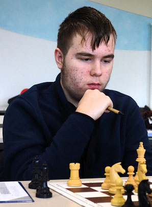 Henry Maaß glich mit seinem Mattsieg zum 2,0:2,0 aus. (Foto: A. Obdenbusch)