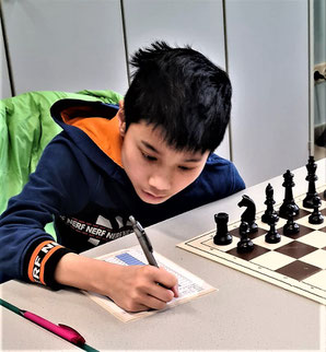 Tri Quang Tran bei der Notation seiner Partiezüge (Foto: M. Kraft)