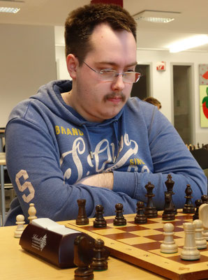 Niklas Herche kam immer besser ins Spiel und rettete einen Mannschaftspunkt (Foto: A. Obdenbusch)