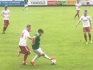 Tobias Süß im Kampf um den Ball beim TSV Neusäß.