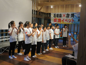 台湾民謡「雨夜花」を演奏する台湾の小学生=20日夜、舟蔵の里