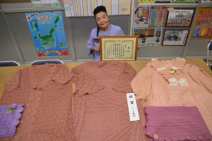 新作発表会で銀賞を受賞した石垣さん=25日、八重山日報社