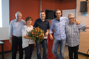 Erhielten zum Abschied von Arno Huber (links) und Martin Bitschnau (rechts) Präsente für ihre langjährige Mitarbeit, von links: Brigitte Hepberger, Thomas Strele und Dietmar Widemschek. © Florian Hepberger