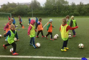 Die E- und F-Juniorinnen beim Fußballtraining in Bad Oldesloe.