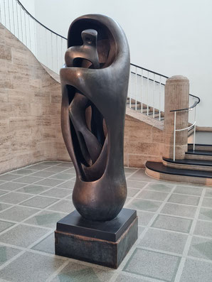 Henry Moore: Aufrechte innere/äußere Form, 1951, Bronzeguss 1959, Hamburger Kunsthalle