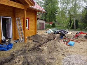 Da ja diesmal nur eine kurze Arbeitswoche ansteht, muss gleich von Anfang an Gas gegeben werden. Oder halt Wasser, da Gas haben wir ja nicht. ;) Es ist doch immer wieder erstaunlich, wie viel Chaos ein kleiner Bagger so anrichten kann.