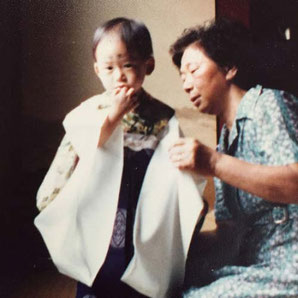 成績はいつも下の方。運動もできず、体も小さく、そのクセ生意気で、しかも家にはファミコンがなかった子供時代。