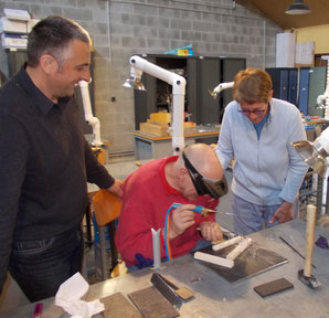 Alain Calliste (Mitte) und Anne-Claude Jeitz demonstrieren die Technik des "verre filé" im Atelier du Verre in Sars-Poteries. Links der technische Leiter Fabrice Bon. Fotos: Heidi Höhn