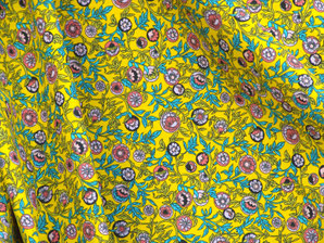 Provence, bunte Blumen auf gelb