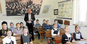 Grundschulkinder werden vom Dorffschullehrer Siegbert Held unterrichtet.