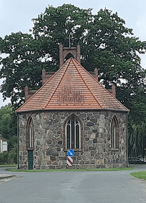 Eine kleine Kirche an einer Straßengabelung