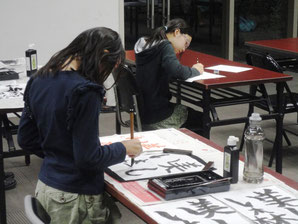 毛筆と硬筆の練習中　日本人学校の小学生