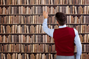 stuent vor bücherregal