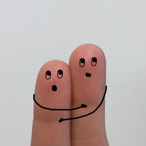 Zwei Finger umarmen sich und geben sich genenseitig Vertrauen und Sicherheit, weil sie Paranoia sind. Wie Kunden im Direktvertrieb das Vertrauen des Verkäufers brauchen.