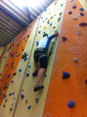Da hängt der Sports.Punk in der Wand beim #Klettern #DAV #Climbing #Training