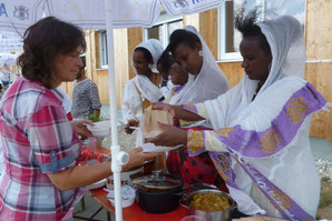Eritreische Frauen kochen für die Gäste des Begegnungsfestes des AK Asyl Marktoberdorf