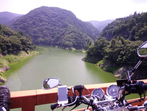神流湖をわたる