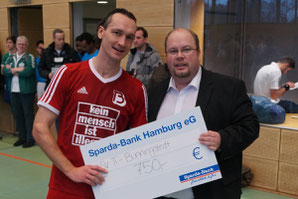 Direkt nach dem letzten Spiel durfte Georg Erdelbrock wie im Vor- jahr einen Scheck über 750,- Euro von Tim Wind entgegennehmen.