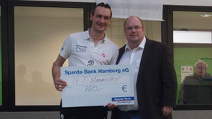 Mannschaftskapitän Georg Erdelbrock mit Tim Wind von der Sparda-Bank Hamburg. Foto: Jan-Magnus Kramp