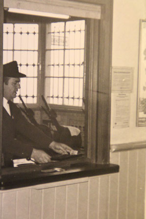 Er sperrte den Oberthaler Bahnhof zu: Alfons Klees aus Güdesweiler 1968. 1991 verstarb er