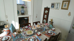 写真は過去のクイーンメアリーⅡのお茶会レッスンの様子です。この時はクリスマス時期の開催でした。。。