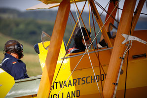 Auch im offenen Cockpit geht es beim Flugplatzfest in die Luft (Foto: Ralf Vetterle))