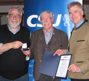 Sepp Ottys und Olav von Löwis ehrten Karl B. Kögl für 5 Jahrzehnte aktive Arbeit im CSU-Ortsverband