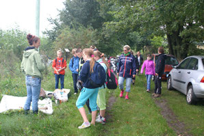 Schüler bei der Biomasse-Station in Tettau.