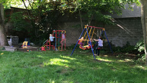 Unser Garten bietet bei schönem Wetter viel Raum zum Toben