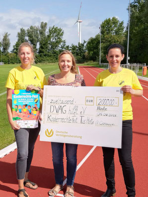 Ina Breedveld (l.) und Anne Thonicke (r.) vom Helferteam des 1. Ostfriesischen Kinderrechte-Festes nahmen den Spendenscheck von Anja Eichbaum (Deutsche Vermögensberatung) entgegen.