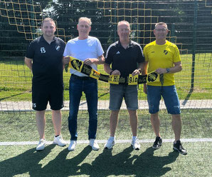 v.l.n.r.: Marcel Müller-Wiltfang (1. Vorsitzender),  Trainergespann Heino Jetses und Andreas Ysker, sowie Frank Bokker (Fußball-Obmann)