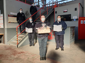 Für jeweils 40 Jahre Mitgliedschaft geehrt: Claus Demandt, Günter Heckmann und Manfred Koch (im Hintergrund auf der Treppe W. Kreßner und J. Engelke)