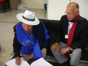 Rafael (Cucuyo) Báez Pérez, Secretario de Asuntos Internacionales del PRM, y Leónidas Zurita, Secretaria de Relaciones Internacionales del Partido de Gobierno de Bolivia al momento de suscribir el pacto.