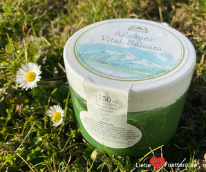 Allgäuer Vital-Balsam von Reico ist ein multifunktionaler Alleskönner. Er ist für Menschen und alle Heimtiere geeignet.