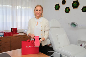 Ihr direkter Kontakt: Henrieta Wältz, Inhaberin der Praxis Wältz in Wertheim, lächelt freundlich in die Kamera