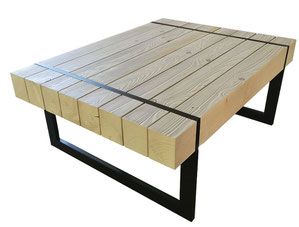 Der Couchtisch "Seelenglück ist aus aneinandergereihten massiven Holzbalken mit eingelassenem Stahlgestell gefertigt.