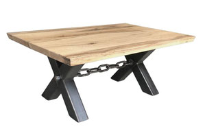 Couchtisch Kettenburg aus massiver Wildeiche mit X-Tischgestell.