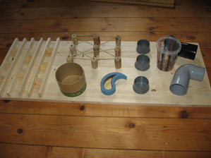 2009, Labyrinth aus Korken und Paketband, Holzlabyrinth, Abflußrohren, Abflußrohrkappen, Türstopper, Pappdose,Plastikbecher