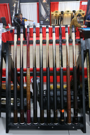 ↑　右から3番目が、Mobley作のハロウィンキュー。 バッテリーでかぼちゃやハギ根元、フォアアームが光る怪作