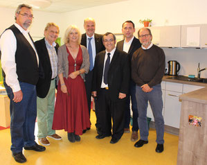 (Foto: DA) v.l.n.r. RM F. Sohn (Jugendausschuss), W. Polak (Jüdische Kultusgemeinde), M. Röse (Leiterin der Brücken-Kindertagesstätte), M. Freundlieb, Rabbiner A. Apel, S. Drahtler (Drahtler Architekten), Z. Rappoport (Jüdische Kultusgemeinde)