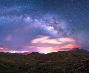 Werner Gurtner: Milchstraße über Fuerteventura, 14mm/F1.8/ISO 6400 - Panorama aus 2 x 8 Hochformataufnahmen gestackt