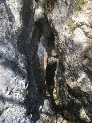 Felseneingang, der dem Eingang der Yoni ähnelt, Eingang ins Leben, in die Welt