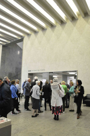 Geduldiger 'Check-in' zum Kunst-Apéro